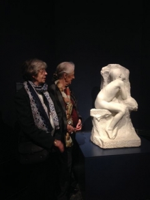 Dos nietas de Miguel Blay en la inauguración de la exposición en el Museo del Prado. Foto Archivo FMB