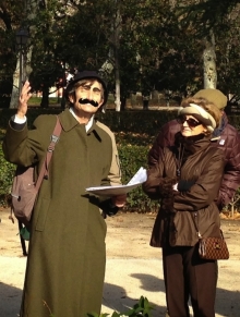Recorrido navideño por los monumentos de Mariano Benlliure: "Mariano Benlliure" explica el monumento a Cuba. Foto FMB