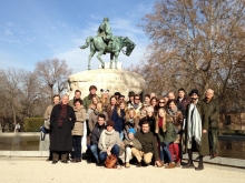 Recorrido navideño por los monumentos de Mariano Benlliure: Amigos de la Fundación en el monumento al general Martínez Campos. Foto FMB