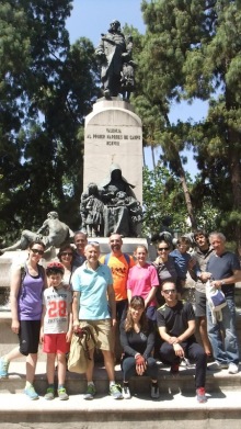 Participantes en la Ruta Benlliure en bicicleta por Valencia delante del monumento al marqués de Campo