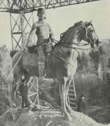 Mariano Benlliure supervisando la colocación de la estatua de Alfonso XII a caballo (En el ángulo inferior derecho junto a la escalera de mano). Foto Archivo FMB
