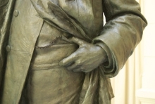 Monumento al marqués de Larios, detalle de la mano izquierda del marqués. Foto Fundación Mariano Benlliure