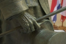 Monumento al marqués de Larios, detalle de la mano derecha del marqués. Foto Fundación Mariano Benlliure