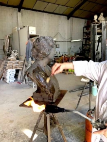 Proceso de patinado de la copia en bronce del busto de Lucrecia Arana. © Fundación Mariano Benlliure