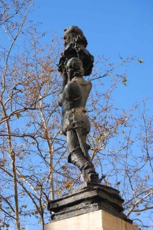 Monumento a Cervantes en los jardines de la Calle Guillén de Castro. Foto Arch. FMB