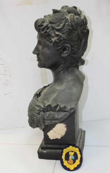 Copia del busto de la reina María Cristina con la firma apócrifa lijada. Foto Archivo Subrupo Patrimonio de la Policía Nacional adscrita a la Comunidad Valenciana