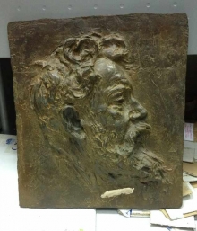 Copia del relieve retrato de Joaquín Sorolla, con la firma apócrifa lijada. Foto Archivo Fundación Mariano Benlliure