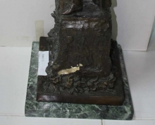 Detalle de la copia del boceto del monumento a Velázquez con la firma apócrifa lijada. Foto Archivo Subrupo Patrimonio de la Policía Nacional adscrita a la Comunidad Valenciana