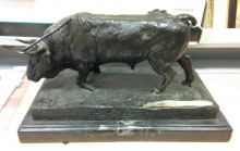 Escultura de un toro agonizante atribuído a Mariano Benlliure, con firma apócrifa lijada. Foto Archivo Fundación Mariano Benlliure