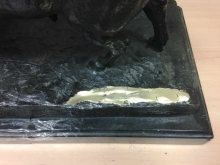 Detalle de la escultura de un toro agonizante atribuído a Mariano Benlliure, con firma apócrifa lijada. Foto Archivo Fundación Mariano Benlliure
