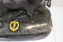 Detalle de la copia de la escultura "Víctimas de la fiesta" con la firma apócrifa lijada. Foto Archivo Subrupo Patrimonio de la Policía Nacional adscrita a la Comunidad Valenciana