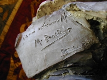 Mariano Benlliure, María Benlliure Ortiz, terracota, 1883. Detalle de la cartela con la dedicatoria. Casa Museo Benlliure, Valencia. © Fundación Mariano Benlliure
