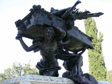 Alegorías de la Armonía y la Melodía que elevan el féretro, Mausoleo de Julián Gayarre. Foto Archivo Fundación Mariano Benlliure