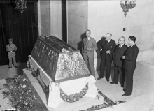 El arquitecto municipal Javier Goerlich y Mariano Benlliure (1º y 2º por la izquierda) frente al Sarcófago de Blasco Ibáñez, expuesto en el Ayuntamiento de Valencia. 1935. Foto Archivo Fundación Mariano Benlliure