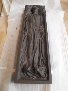 Relieve con la figura yacente de Blasco Ibáñez que hace de tapa del Sarcófago. Foto Archivo Fundación Mariano Benlliure